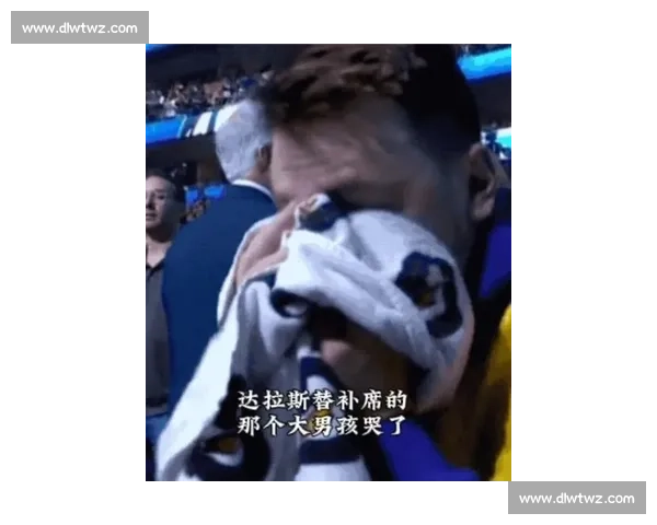 东契奇赛后 “蹭汗” 费尔南德斯 嫌弃表情成亮点